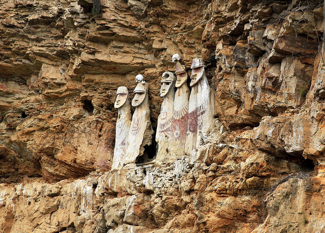 Саркофаги Карахия в Чачапойяс в Перу